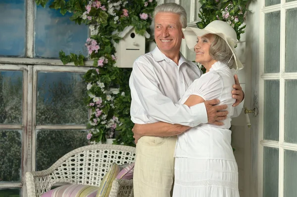 Sourire vieux couple posant — Photo