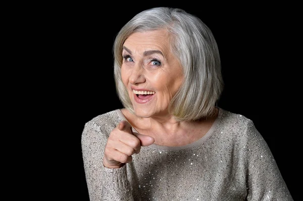 Sorridente donna anziana in posa — Foto Stock