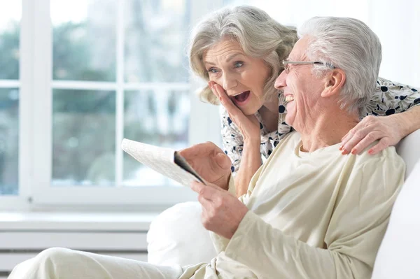 Feliz pareja de ancianos en casa — Foto de Stock