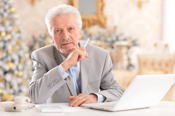 Senior man met laptop — Stockfoto