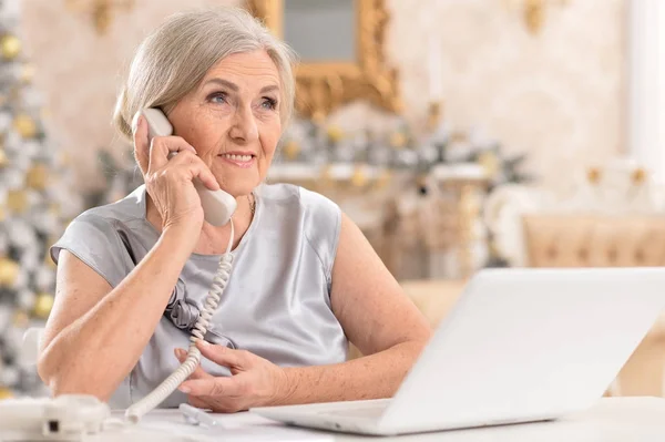 Mujer Mayor Sonriente Con Teléfono Usando Ordenador Portátil — Foto de Stock