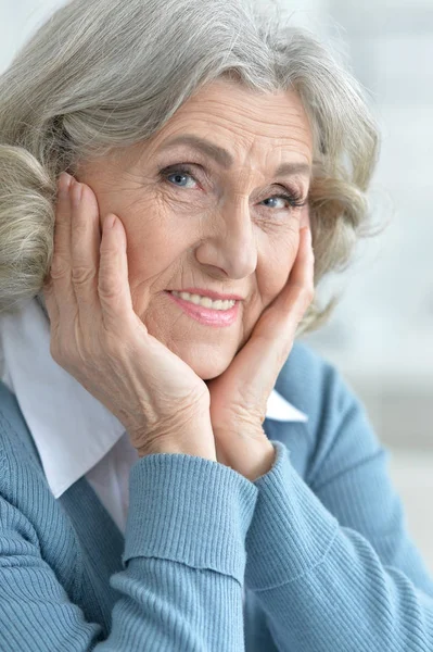 Mujer mayor sonriente — Foto de Stock