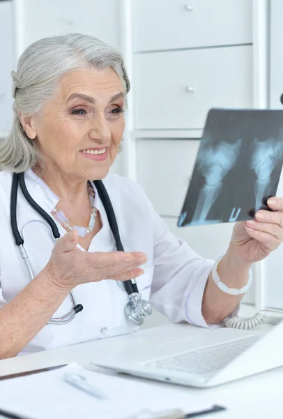 Médica sénior — Fotografia de Stock