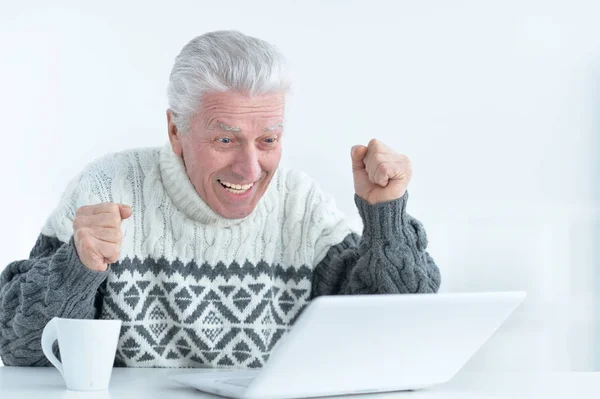 Senior man met laptop — Stockfoto