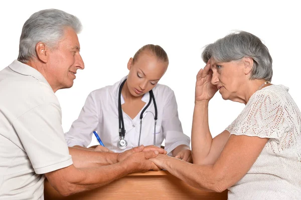 Seniorenpaar und junge Ärztin — Stockfoto