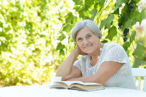 Kvinde læser bog - Stock-foto