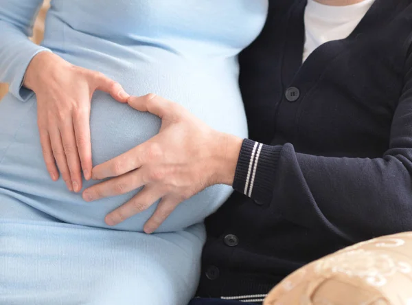 等待着婴儿的年轻夫妇 — 图库照片