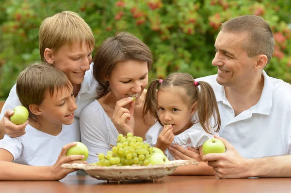 Famiglia di cinque persone che mangiano frutta — Foto Stock