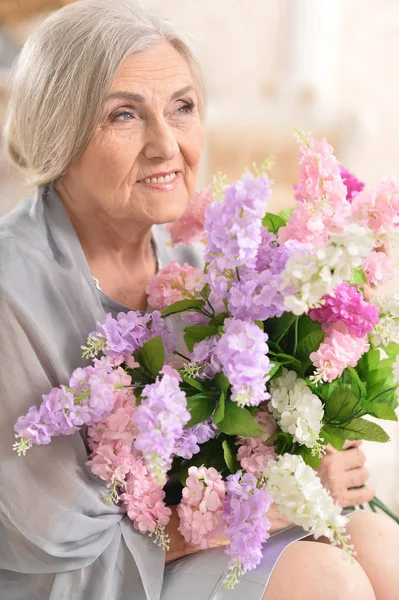 Mulher sênior com buquê de flores brancas — Fotografia de Stock