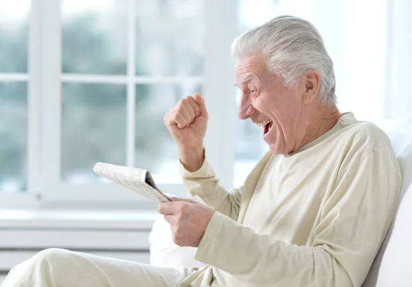 Mann liest Zeitung — Stockfoto