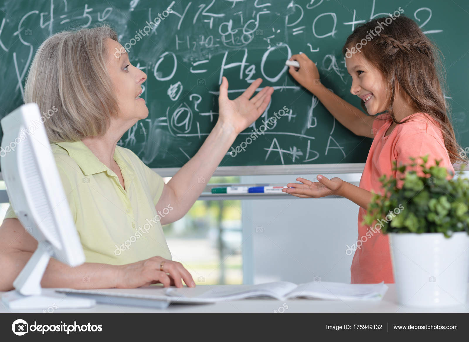 Reife Schülerin Und Frecher Schüler Reife Schülerin Und Frecher Schüler
