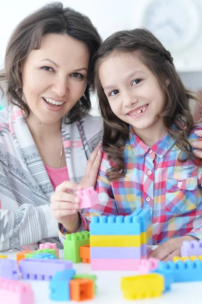 Kleines Mädchen spielt mit Mutter — Stockfoto