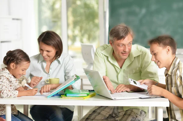 Professeurs Expérimentés Travaillant Avec Des Enfants Classe Informatique — Photo