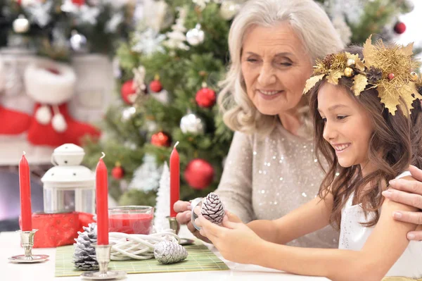 Porträtt Leende Liten Flicka Med Mormor Förbereder Sig För Jul — Stockfoto