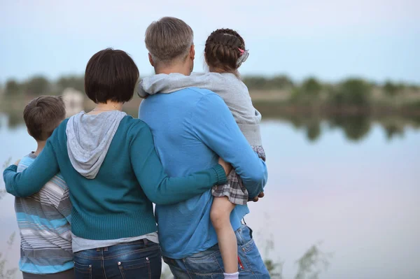 Szczęśliwa rodzina, w pobliżu jeziora — Zdjęcie stockowe