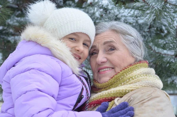 Gülümseyen torunu ile büyükanne — Stok fotoğraf