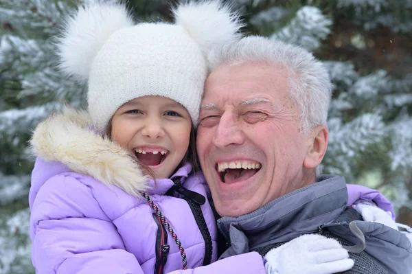 Porträtt Leende Senior Man Och Flicka Som Står Utomhus Vintern — Stockfoto