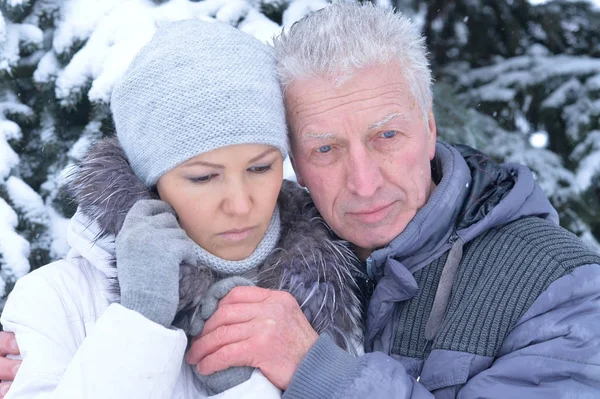 Kızı Ile Baba Kışın Açık Havada Poz — Stok fotoğraf