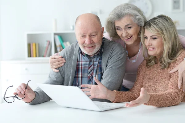 Twee Senioren Vrouwen Man Met Laptop Thuis — Stockfoto