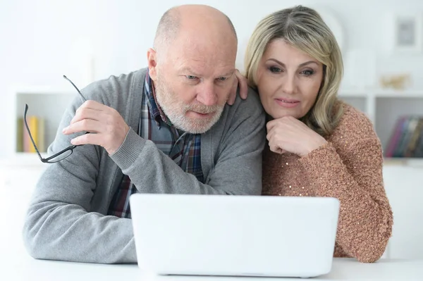 Portrait Couple Senior Avec Ordinateur Portable Maison — Photo