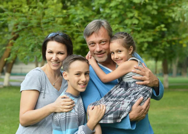 Famiglia felice nel parco — Foto Stock