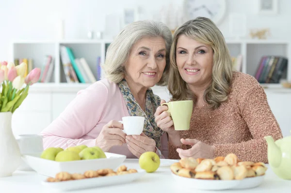 Dvě Starší Ženy Pití Čaje Cookies Kuchyni — Stock fotografie