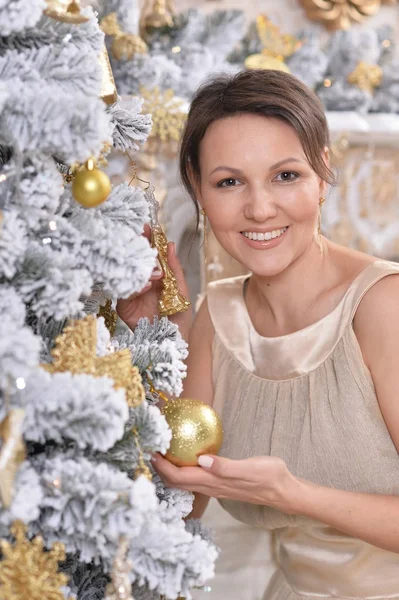 Retrato Mujer Joven Feliz Decorando Árbol Navidad — Foto de Stock