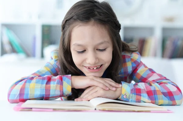 Kis Aranyos Lány Olvasás Könyv Asztalnál Otthon — Stock Fotó