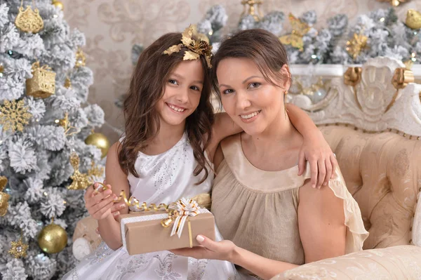 Portrait Petite Fille Avec Mère Avec Cadeau Noël — Photo