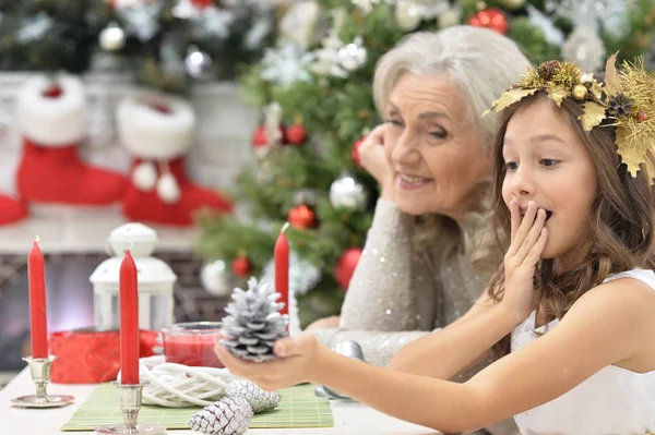 Portrett Den Smilende Lille Jenta Med Bestemor Som Forbereder Seg – stockfoto