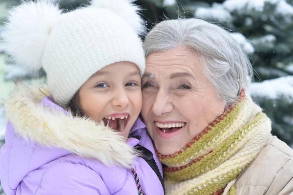 Grootmoeder met kleindochter glimlachen — Stockfoto