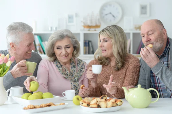 Twee Senioren Stellen Die Thee Drinken — Stockfoto