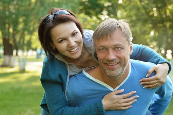 Couple  in summer park — Stock Photo, Image