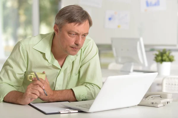 Empresário surpreso com laptop — Fotografia de Stock