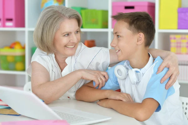 Mormor med sitt barnbarn — Stockfoto