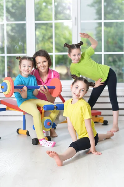 Hermosa Mujer Con Niños Haciendo Ejercicios Casa —  Fotos de Stock