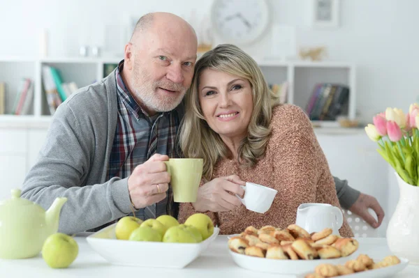 Gelukkige Senior Paar Zit Aan Keukentafel Het Drinken Van Thee — Stockfoto