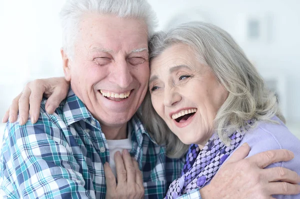 Felice coppia di anziani a casa — Foto Stock