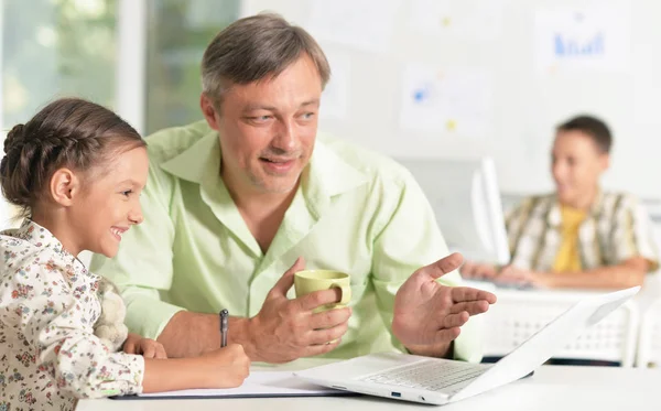 Vader die de Zoon helpt met huiswerk — Stockfoto