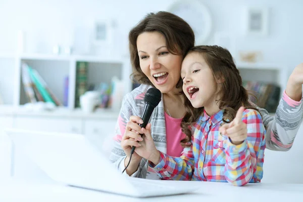 Liten flicka sjunga karaoke — Stockfoto