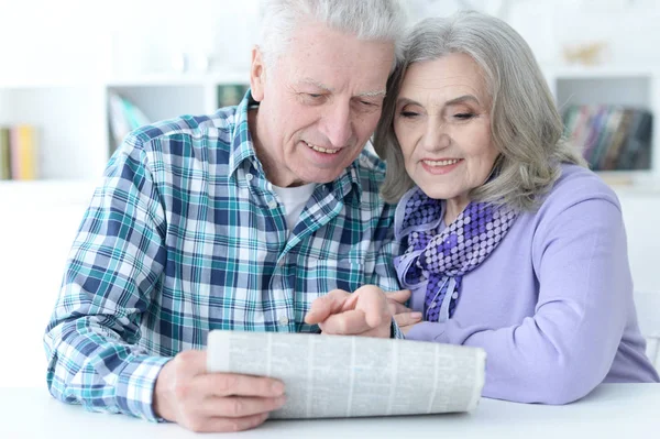 Feliz pareja de ancianos en casa —  Fotos de Stock