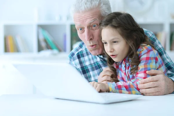 Senior man med bärbar dator — Stockfoto