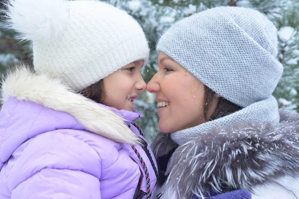 Glückliche Mutter und Tochter — Stockfoto