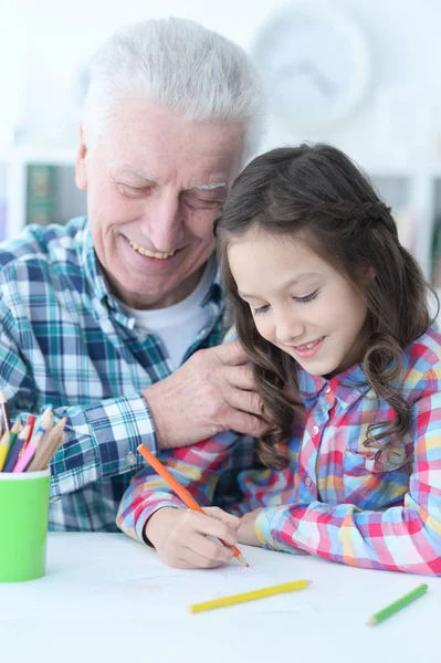 Grandfather with granddaughter drawing together — Stock Photo, Image