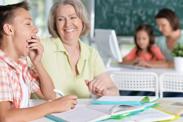 Enseignants Travaillant Avec Des Élèves Classe Informatique — Photo