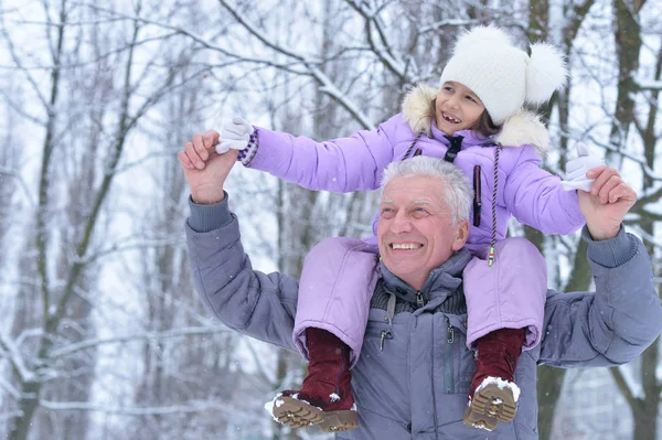 Porträtt Leende Senior Man Och Flicka Som Står Utomhus Vintern — Stockfoto