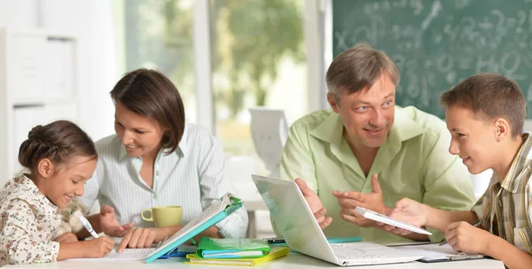 Profesores Experimentados Trabajando Con Niños Clases Informática — Foto de Stock