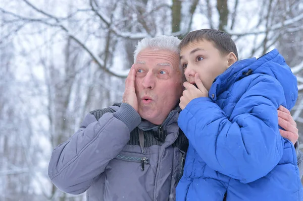 Portret Uśmiechający Się Starszy Mężczyzna Chłopiec Stojący Zewnątrz Zimie — Zdjęcie stockowe