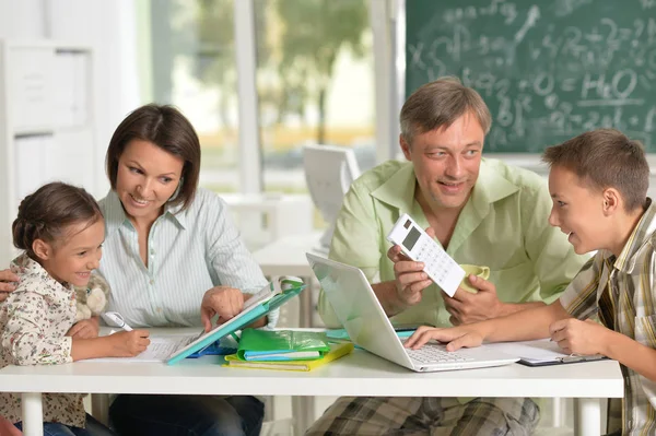 Erfahrene Lehrer Arbeiten Mit Kindern Computerunterricht — Stockfoto