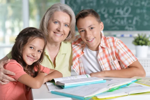 Insegnante Che Lavora Con Gli Alunni Classe — Foto Stock